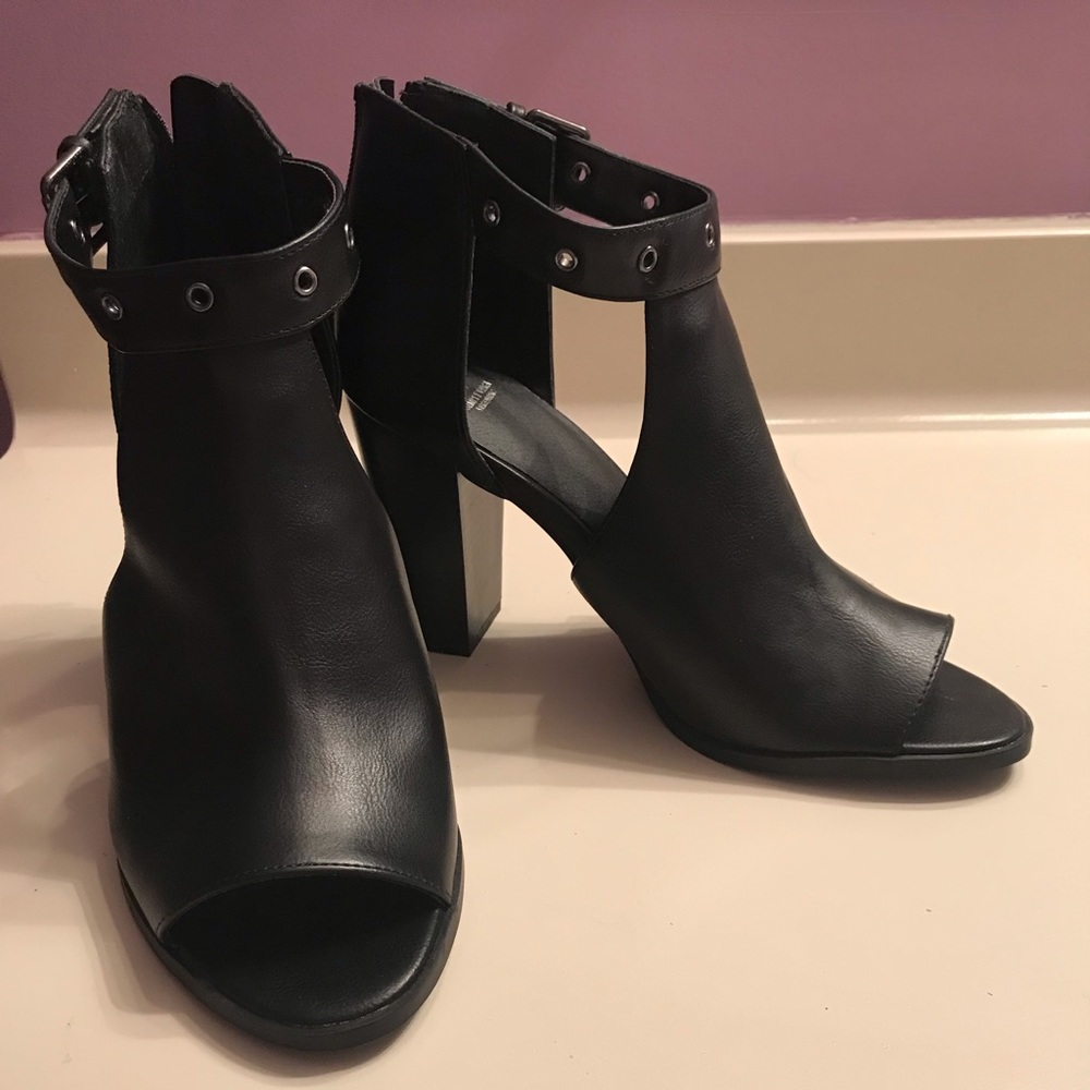 Vera Wang Simply Vera bootie size 9